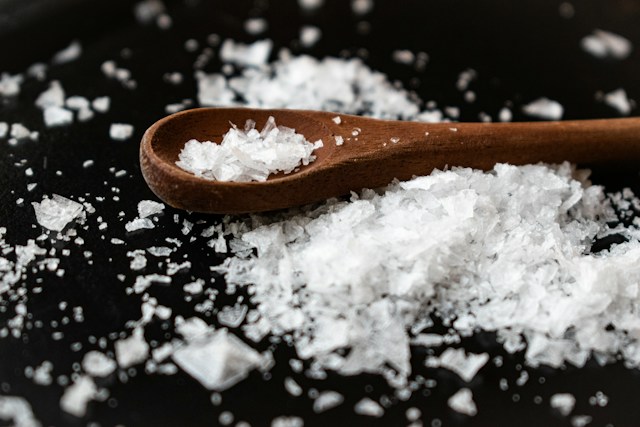 Sare in mancare - Cum reduci sarea din mâncare peptidele din ciuperci pot face aceeași soluție să pară mai sărată - Foto Maria Petersson Unsplash