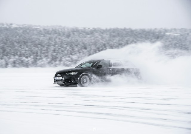 Test anvelope iarnă 2026 modelele nerecomandate - Audi în zăpadă - Foto Håkon Sataøen Unsplash